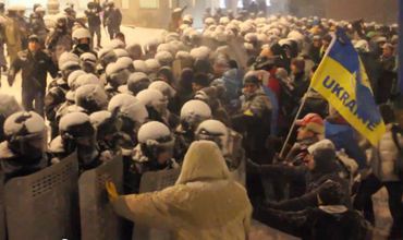 Ashton a cerut "autorităţilor ucrainene să dea dovadă de cât mai multă reţinere posibilă şi să se abţină de la orice utilizare suplimentară a forţei.