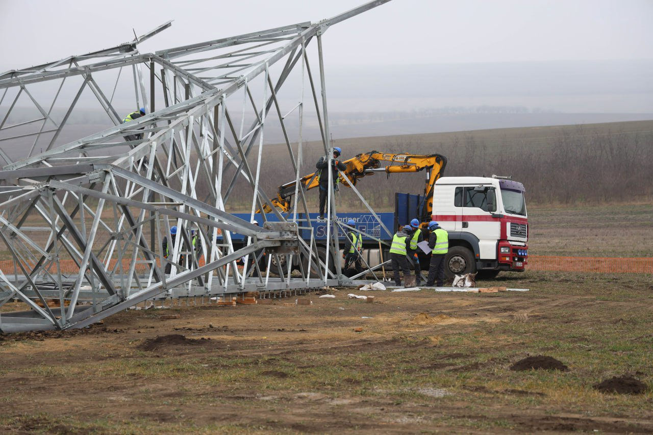 Lucrările de construcție a LEA Vulcănești – Chișinău continuă.