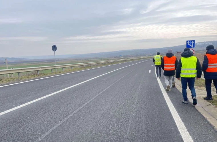 Lucrările de întreținere periodică pe un drum național, finalizate.