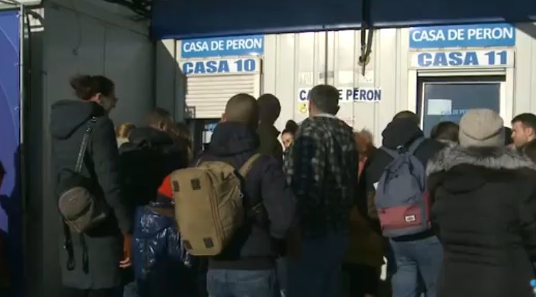 На рождественские праздники у касс автовокзалов не протолкнуться.