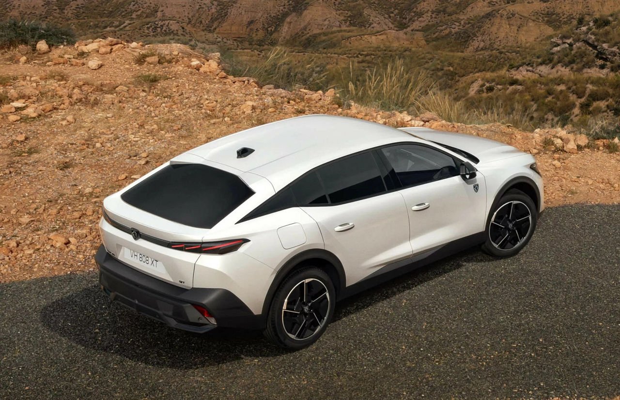 Gama Peugeot 408 include acum o modificare electrică.