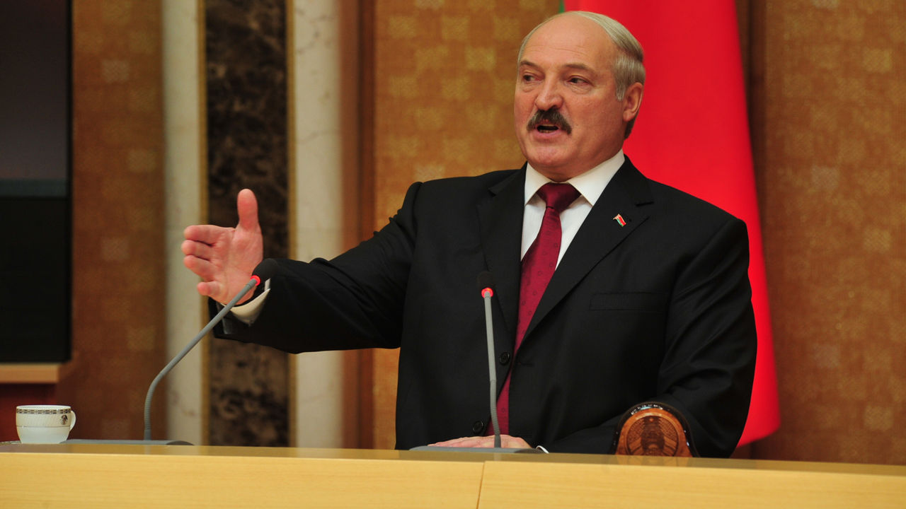Лукашенко заявил о попытках взбаламутить народ тем, что "кто-то теряет независимость".