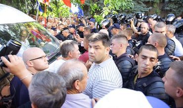 Un microbuz a intrat în mulţime şi s-a deplasat în direcţia cordonului de poliţişti.