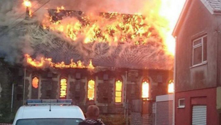 Mai multe fotografii făcute în timpul unui incendiu au semănat panică în rândul internauţilor.