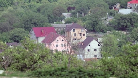 Десятки лиц незаконно заняли участки земли в кишиневском лесу „Valea Farmecelor” и построили на них элитные дома. Фото: adevarul.ro