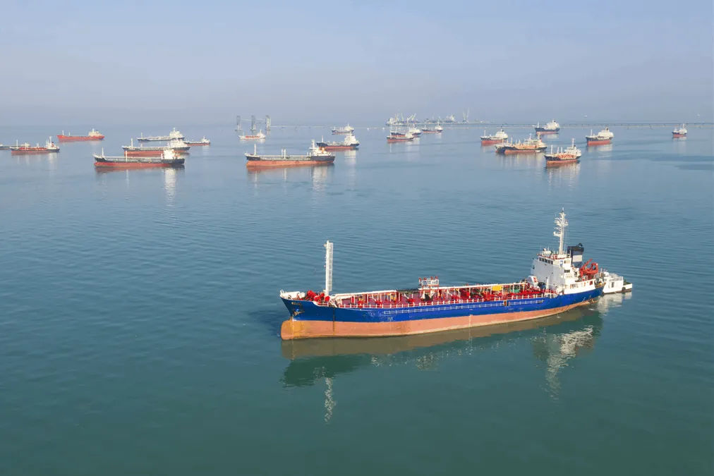IMO начала операцию по выводу сотен судов из Персидского залива.