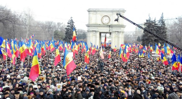 În ultimele zile, în Republica Moldova s-a întâmplat un lucru absolut inedit: tot mai mulţi cetăţeni, cu viziuni politice aparent ireconciliabile, s-au unit în jurul unui obiectiv foarte concret – înlăturarea regimului unipersonal al lui Vladimir Plahotniuc.