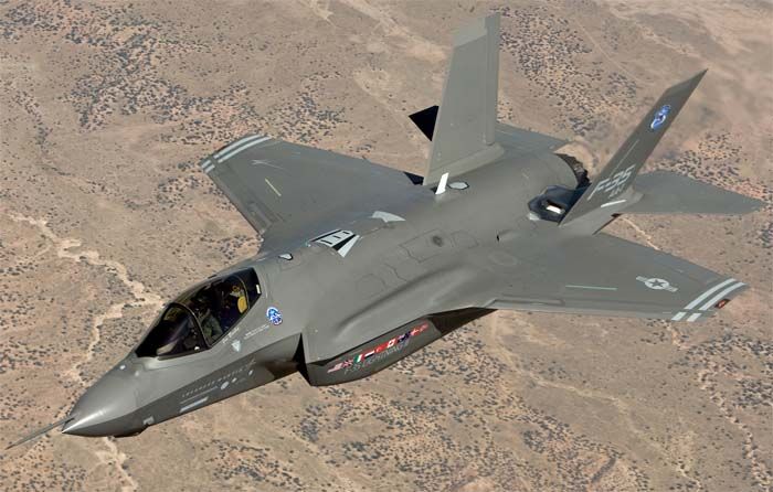 Четыре истребителя F-16 нанесли авиаудары по позициям террористов в городе Ракка.