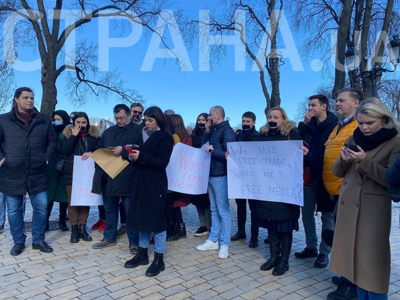 В Украине прошел протест журналистов закрытых телеканалов.