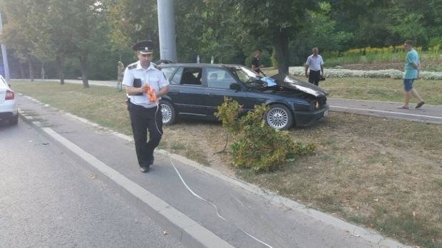 Un automobil de marcă BMW s-a izbit violent de un copac pe strada Alecu Russo.