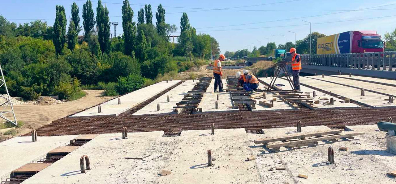 Reparația podului peste râul Bâc și a pasajului peste calea ferată de pe drumul M1 continuă.