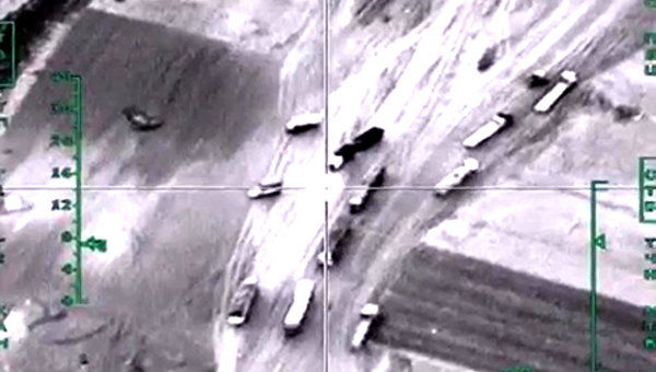 Бомбардировщиком Су-34 была уничтожена колонна из 15 бензовозов.