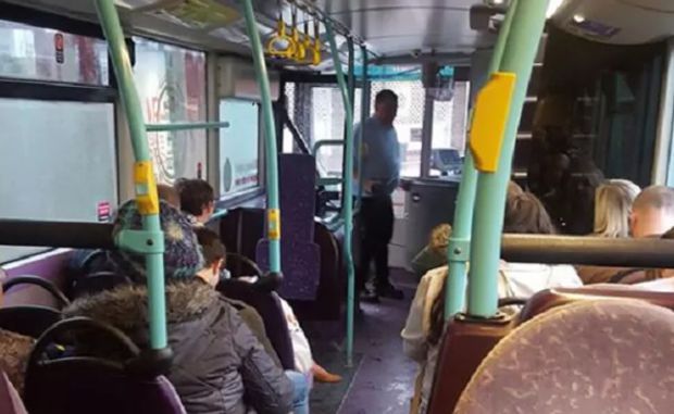 Cum a ajutat un şofer de autobuz o fată care întârzia la școală
