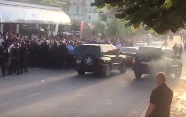 В Албании напали на кортеж премьера.