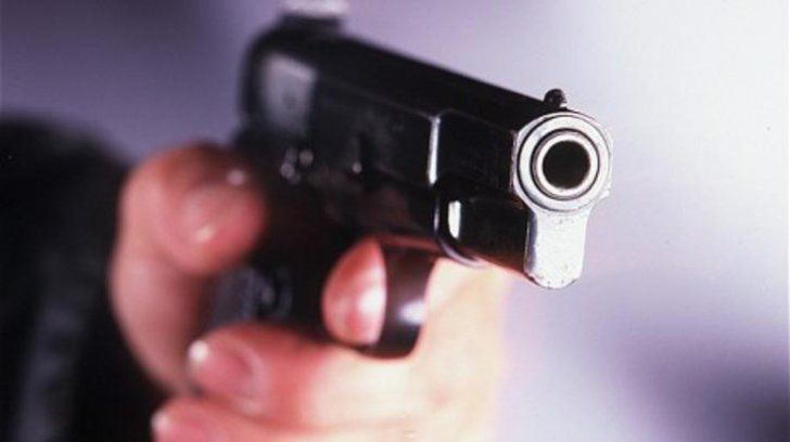 Un român de 19 ani stabilit în Anglia este acuzat că a amenințat cu pistolul un grup de musulmani.