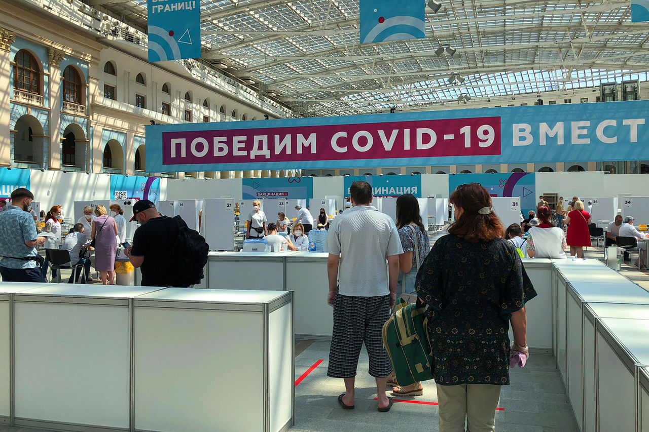 Врач рассказал, кому ревакцинация от COVID-19 может понадобится досрочно.