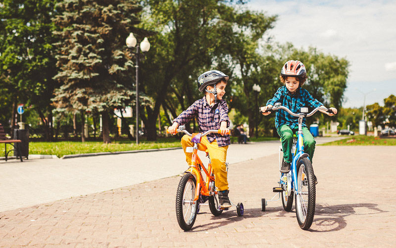 Polonia vrea să facă obligatorie purtarea căștilor pentru copiii bicicliști.