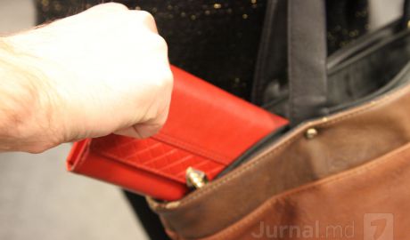 O tânără de 21 de ani şi o femeie de 35 de ani au ajuns în vizorul poliţiei, fiind suspectate de comiterea unei pungăşii. Foto: jurnal.md