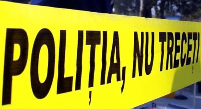 Un bărbat în vârstă de 46 ani a tras câteva focuri de armă în direcția agenților de pază a instituției, ca răspuns aceștia au deschis focul asupra bărbatului.