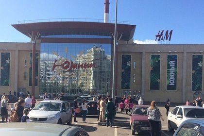 По России прокатилась волна анонимных звонков о минировании, в результате были эвакуированы десятки тысяч человек в ряде городов страны.