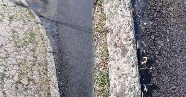На вновь отремонтированной улице Кишинева из асфальта вытекает вода.