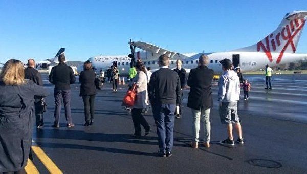 Пассажиры выпрыгивали из самолета в Австралии из-за записки в туалете.