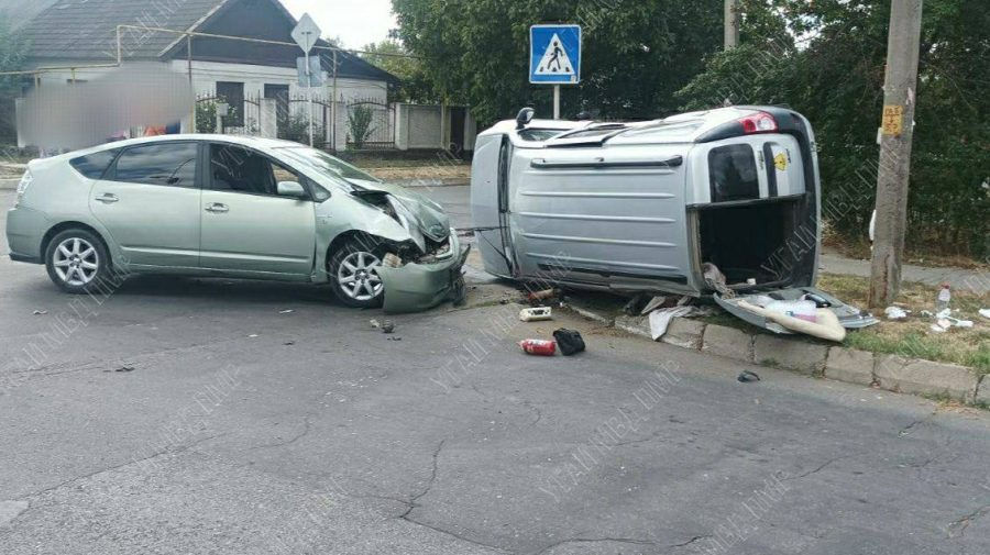 В Тирасполе произошло ДТП: авто перевернулось, пострадавший в реанимации.