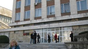 Aceștia ar fi contribuit la eliberarea pașapoartelor pentru mai multe persoane aflate în conflict cu legea.