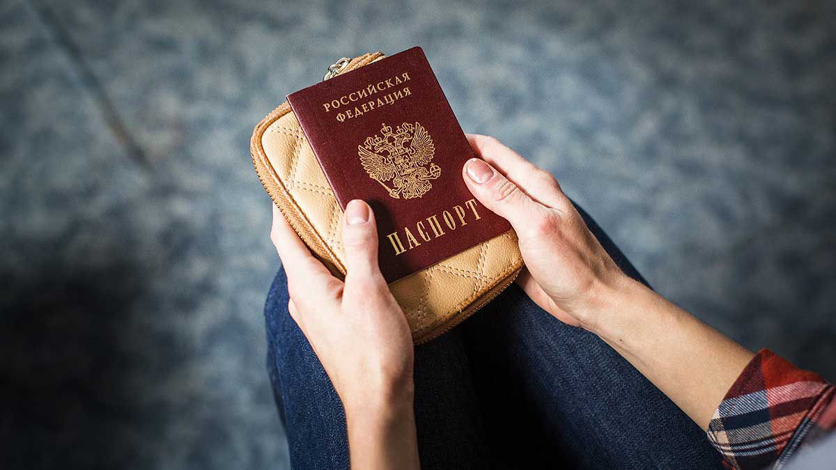 В Херсоне и Запорожье начали выдавать российские паспорта.
