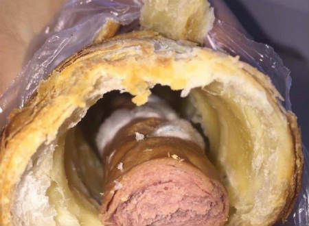 Un consumator a procurat crenvuște în aluat care s-au dovedit a fi cu mucegai.