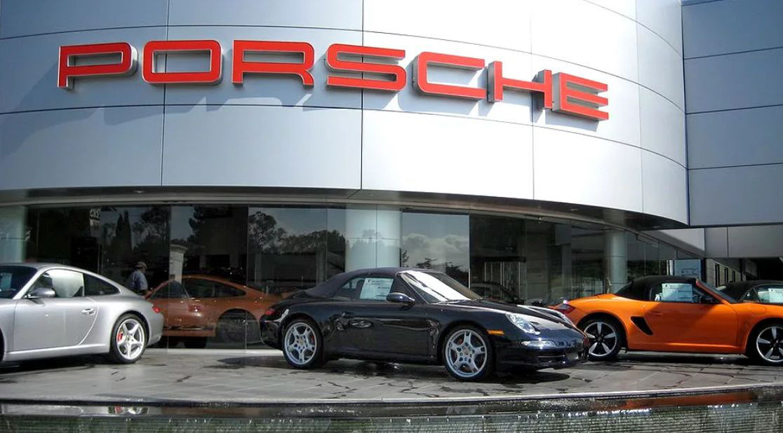 Bloomberg: Предложения Porsche по электротопливу потрясли ЕС.