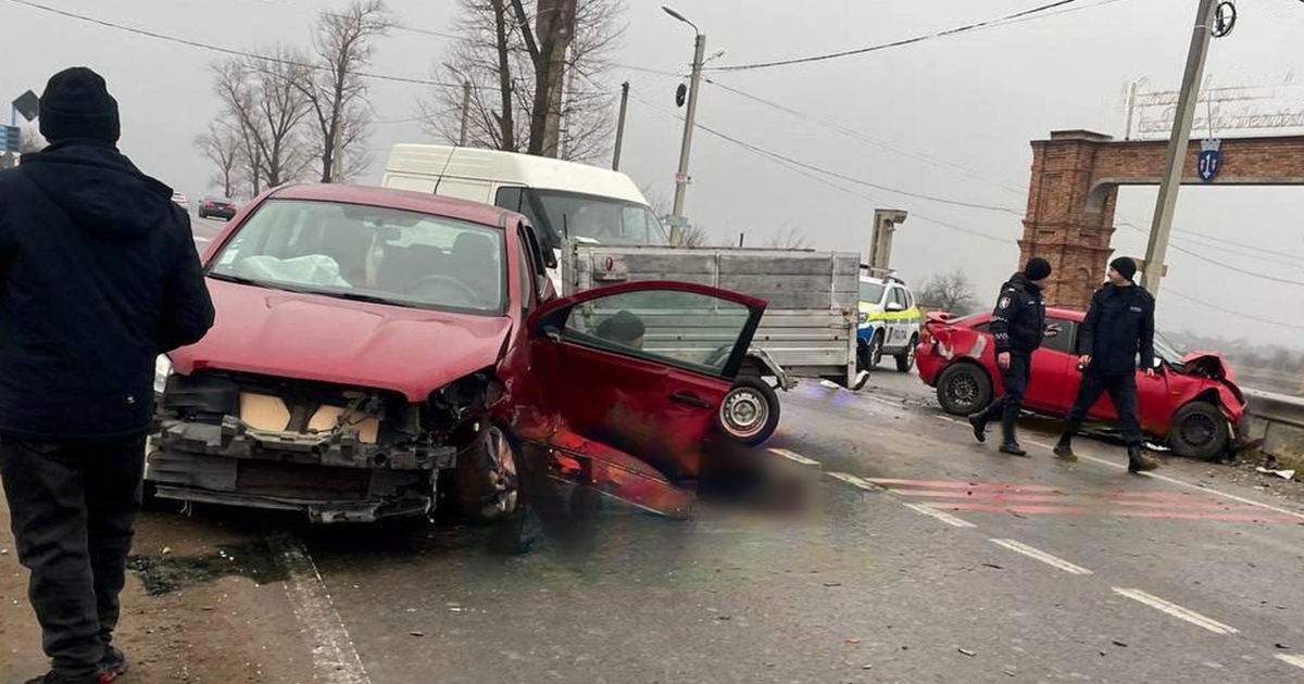 Accident la Ghindești: O mașină a ajuns într-un parapet de metal.