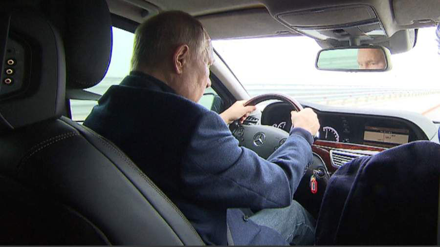 Путин проехал на машине по Крымскому мосту.