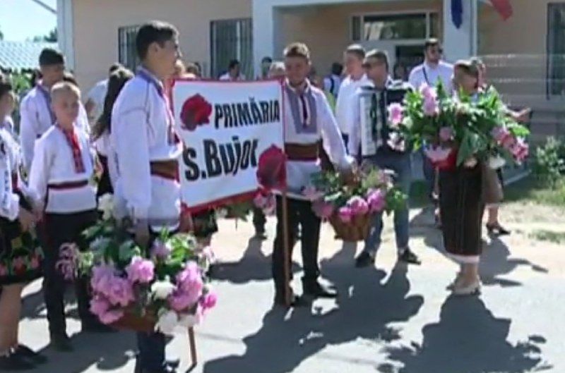 Молодые люди надели традиционные наряды и прошли по селу с букетами пионов в руках.