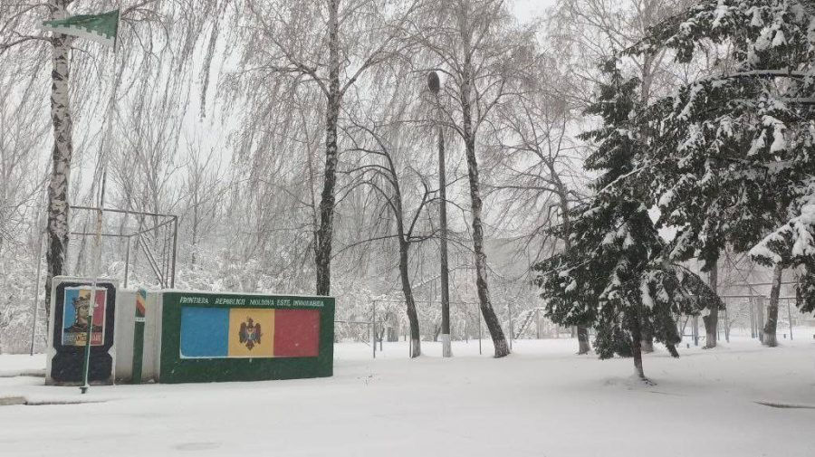 Движение транспорта на молдавско-румынской границе затруднено из-за снегопада.