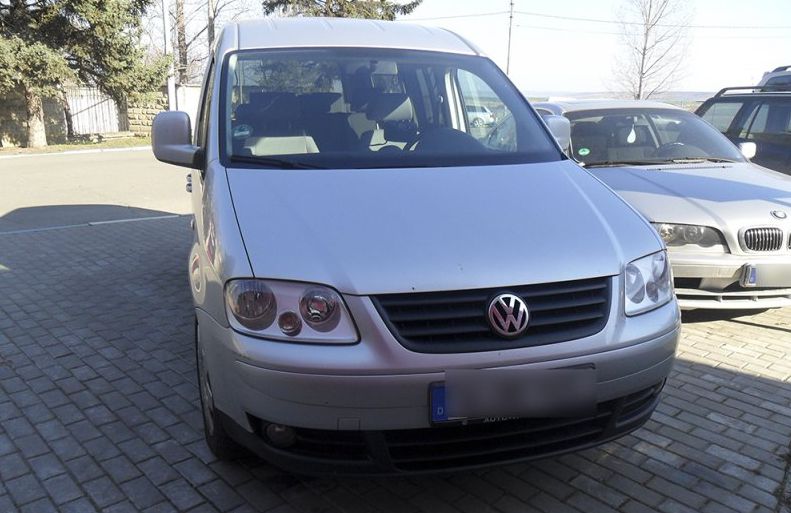 Polițiștii de frontieră au documentat patru persoane pentru prezentarea actelor falsificate și străine ale mijloacelor de transport. Foto: border.gov.md