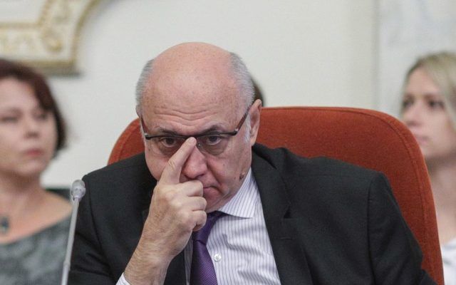 Известного в Румынии врача отправили под суд за попытку дачи взятки в 100 тыс. евро.