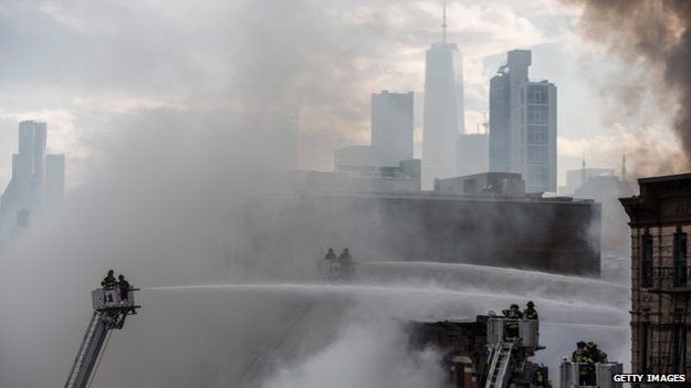Trei clădiri din cartierul East Village al metropolei New York s-au prăbușit după ce au fost cuprinse de foc. Foto: bbc.com