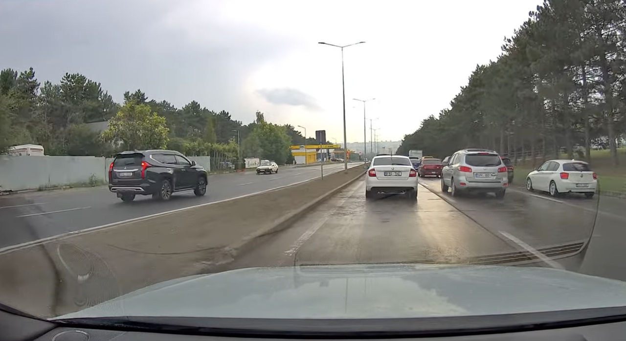В столице водитель ехал по встречной полосе движения, включив аварийку.