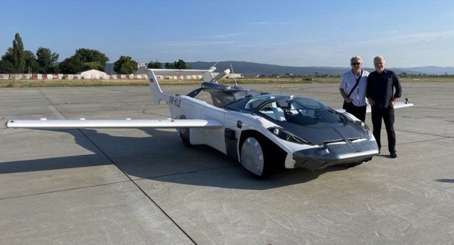 В Словакии протестировали летающий кабриолет AirCar.
