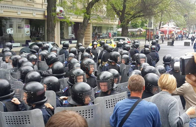 Активисты перекрыли все подходы к горотделу милиции.