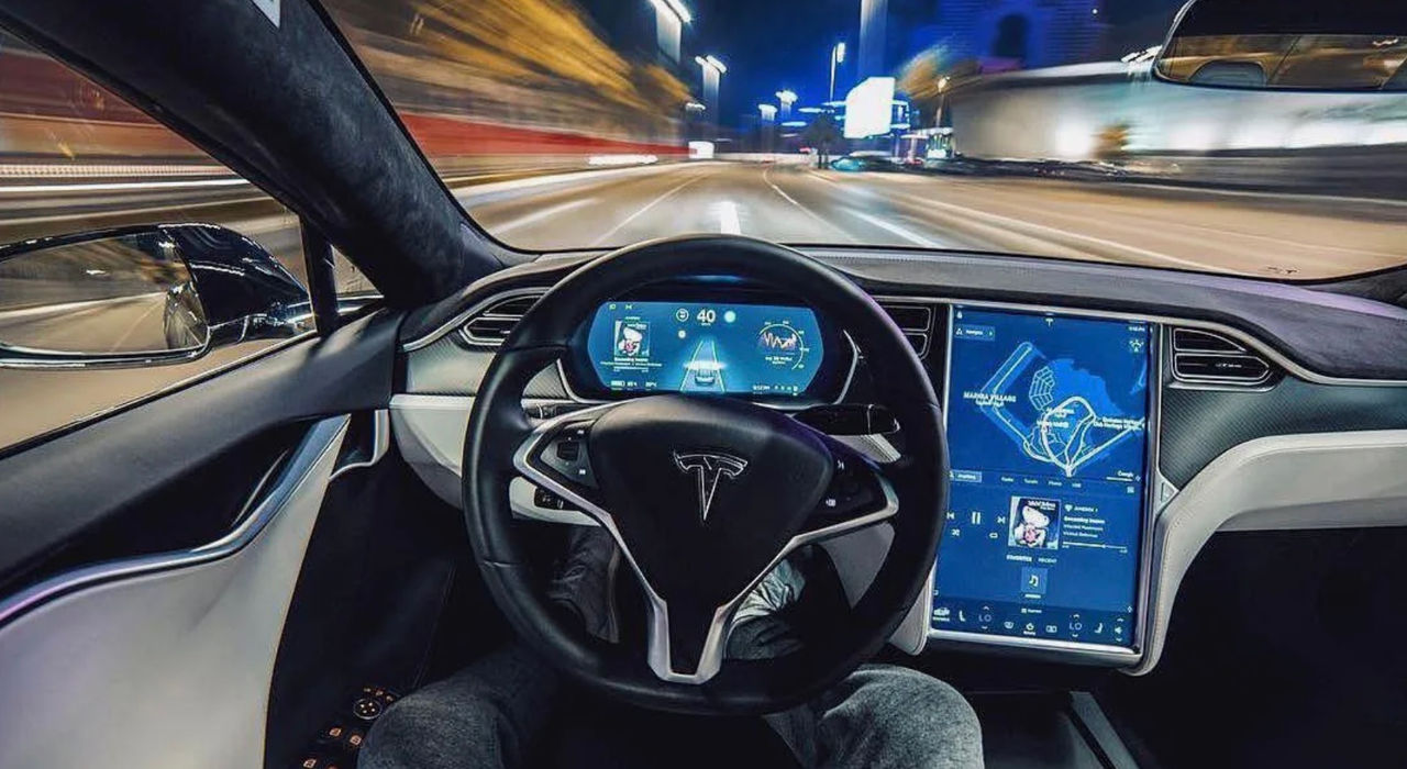 Afacerea lui Musk se confruntă cu probleme serioase: Vrea să le rezolve cu ajutorul pilotului automat.
