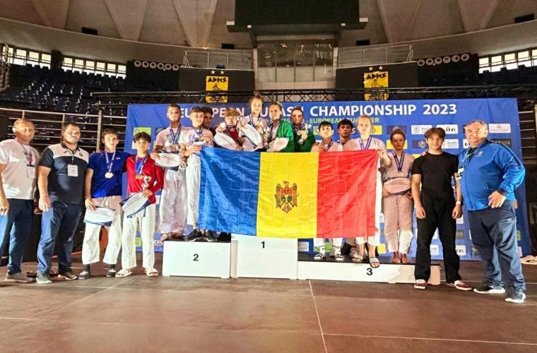 Сборная по борьбе привезла с чемпионата Европы 16 медалей.