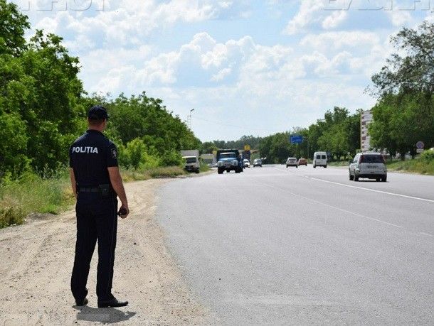 Улицу Кишинева перекрыли и на все выходные превратили в парковку.