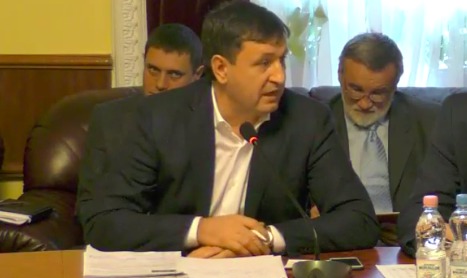 Молдовану признал ,что медучреждения должны выдавать бахилы бесплатно. 