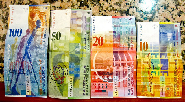 Elvețienii s-au îmbogățit peste noapte și acum fac shopping în statele în care moneda de circulație este euro.