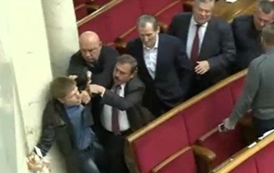 В зале Верховной Рады перед началом заседания произошла потасовка.