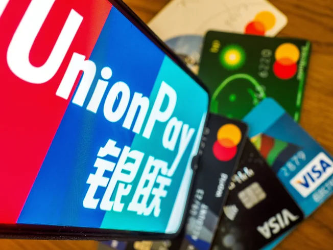 В UnionPay это никак не комментировали и в ситуацию, вероятно, предпочитают не вмешиваться.
