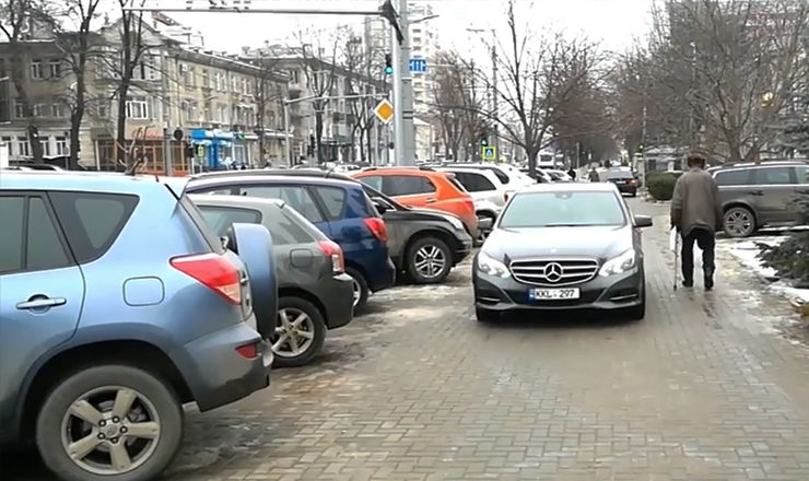 Паркующиеся на тротуарах Кишинева автохамы игнорируют пешеходов.