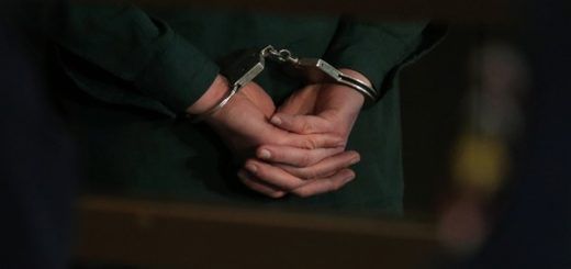 Тюремщик признал свою вину, согласившись на сотрудничество со следствием.